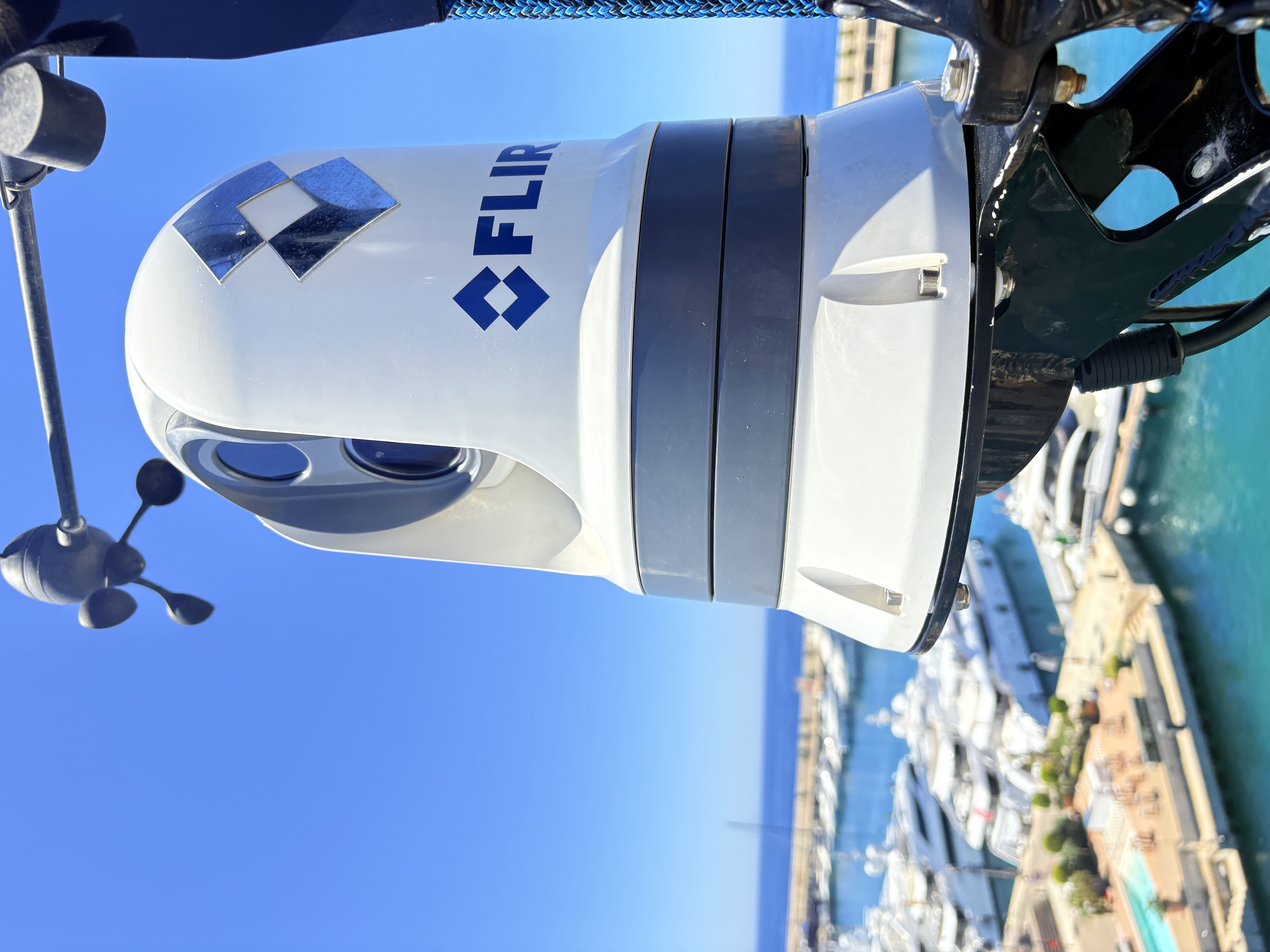 Cámara instalada en un soporte elevado de la embarcación