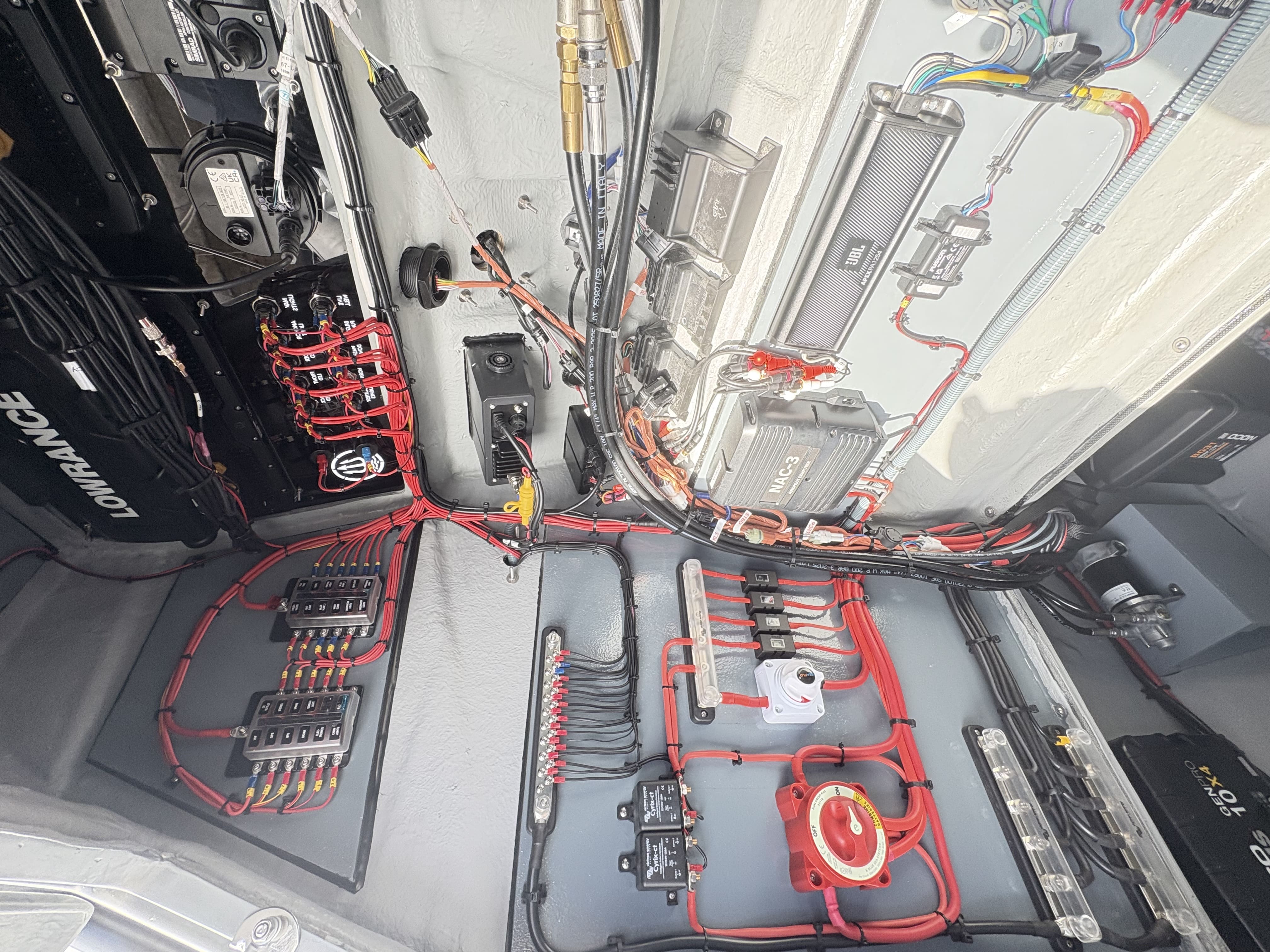Instalación de equipos electrónicos, protecciones y cableado en una embarcación