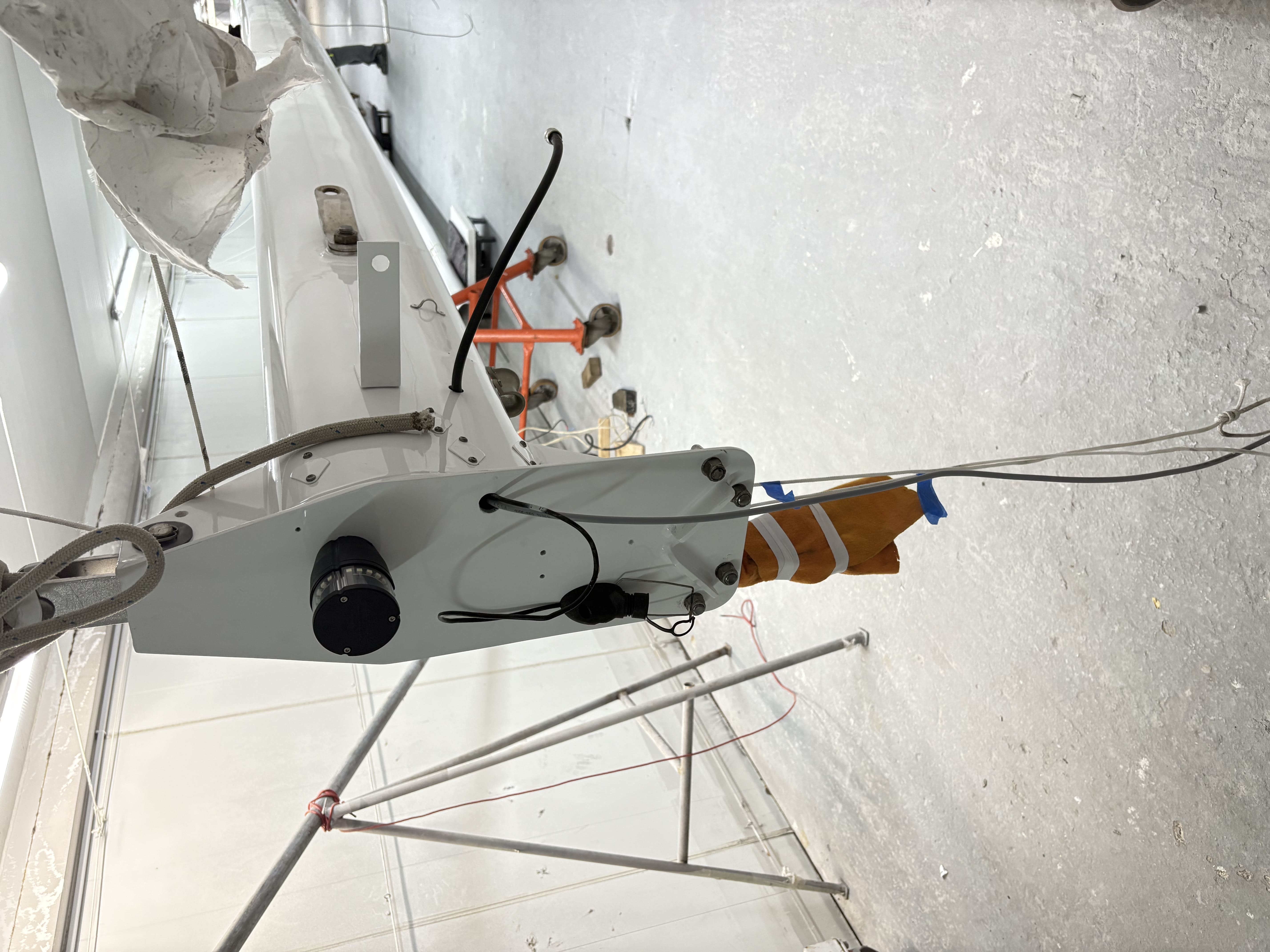 Luz, cableado e instrumentos en el extremo de un mástil apoyado en tierra