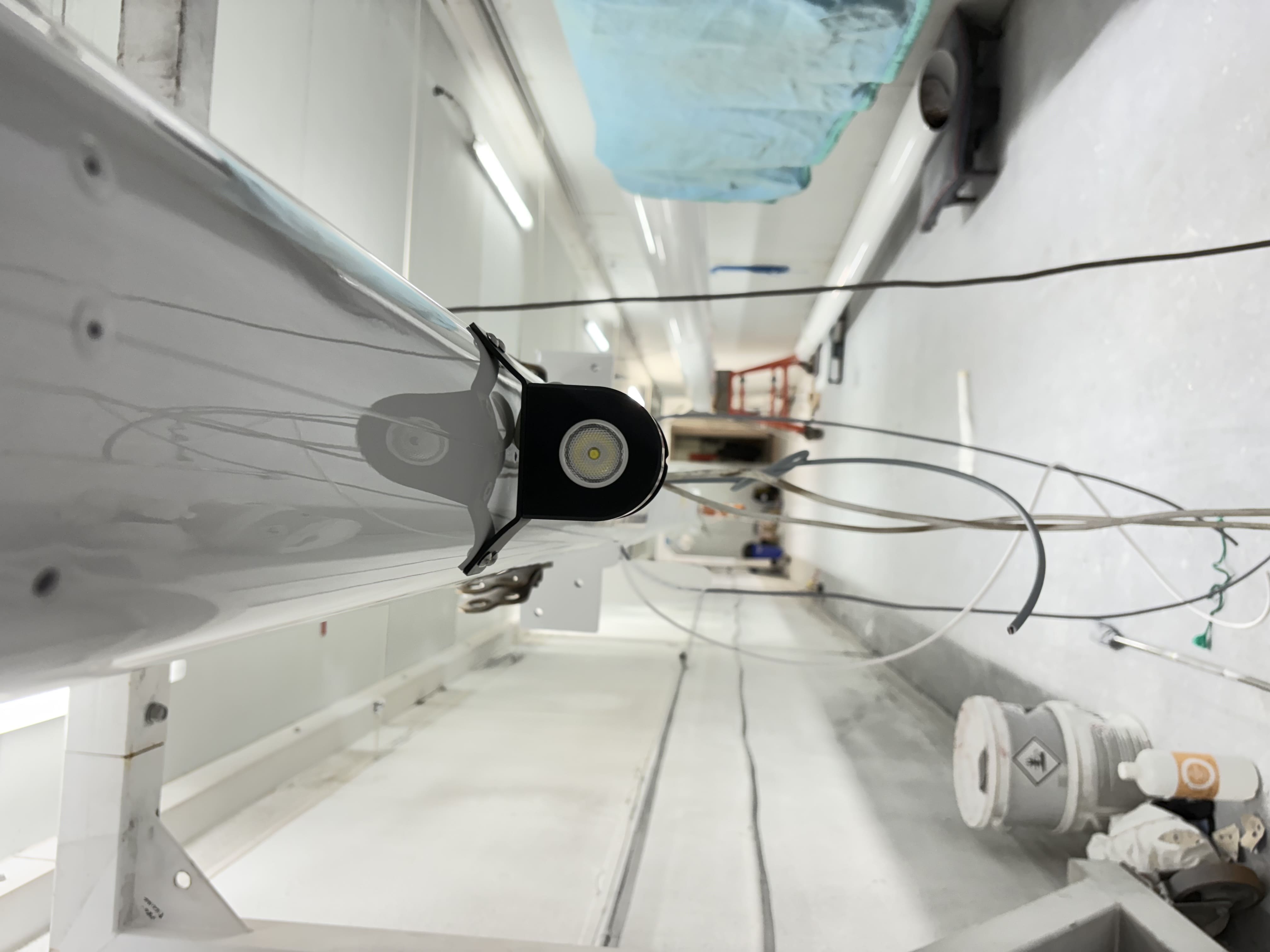 Foco y cableado eléctrico del mástil durante los trabajos en tierra