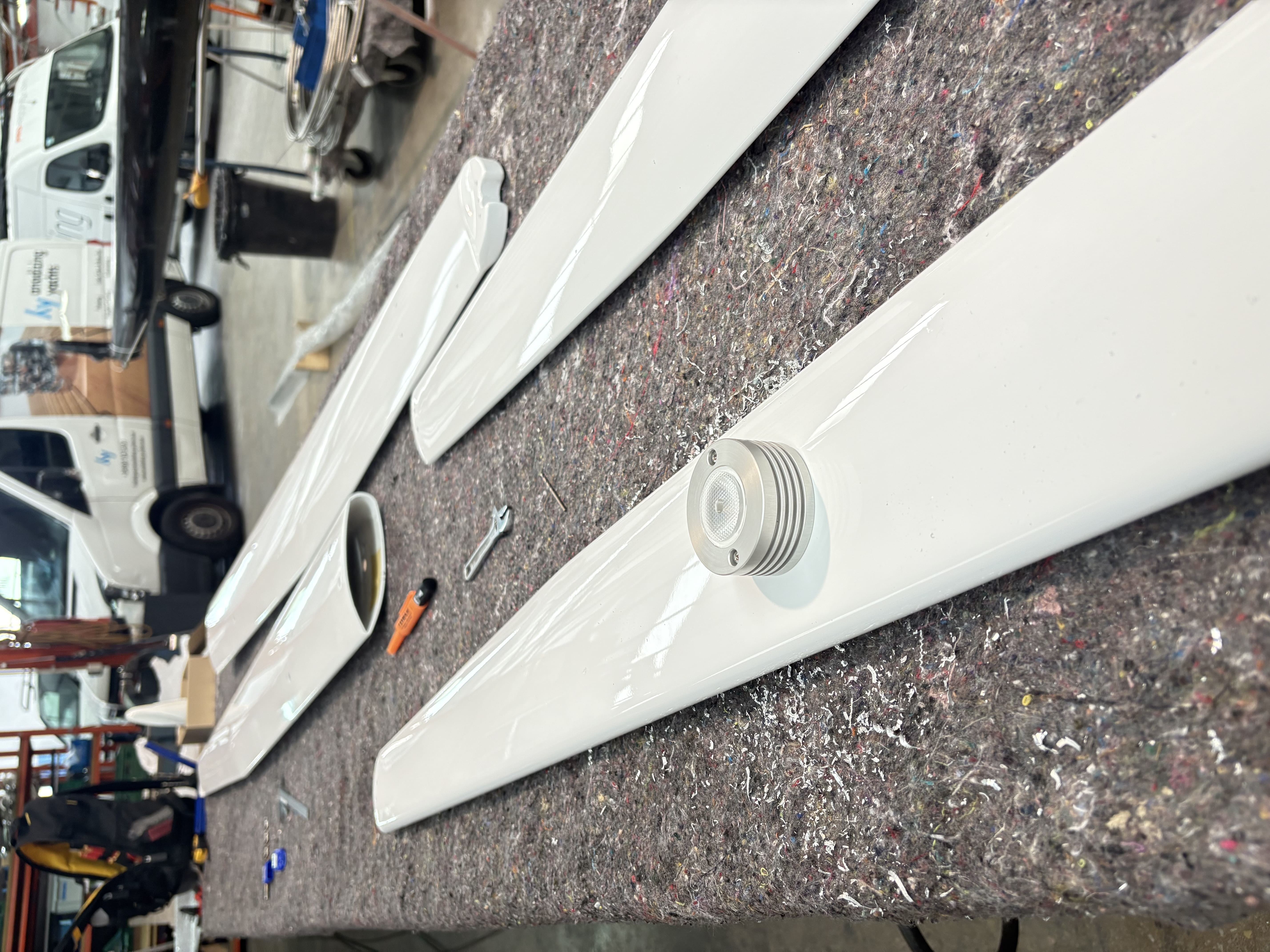 Luces instaladas en piezas del mástil apoyadas en el taller