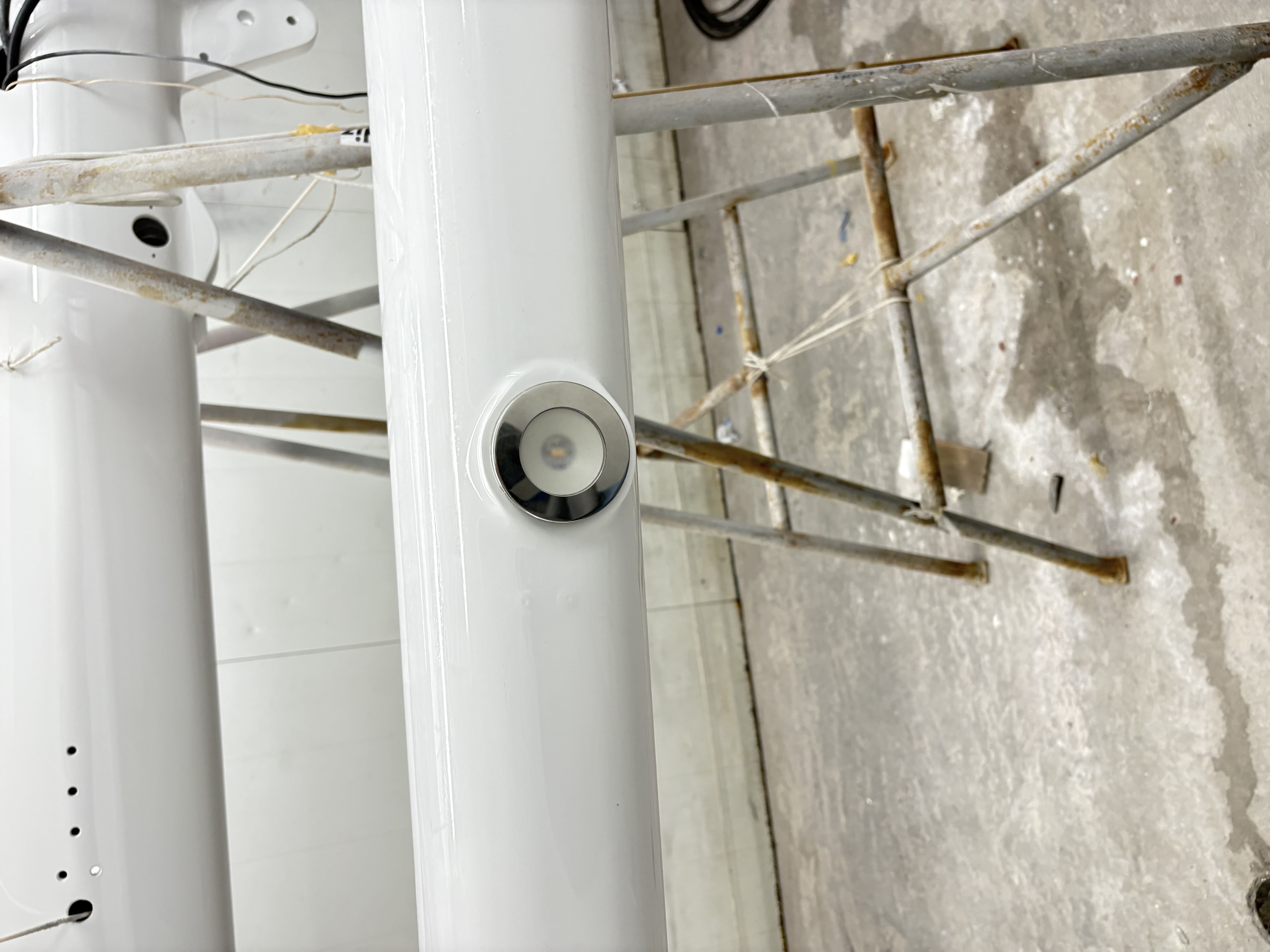 Detalle de una luz instalada en el mástil con el mástil en tierra