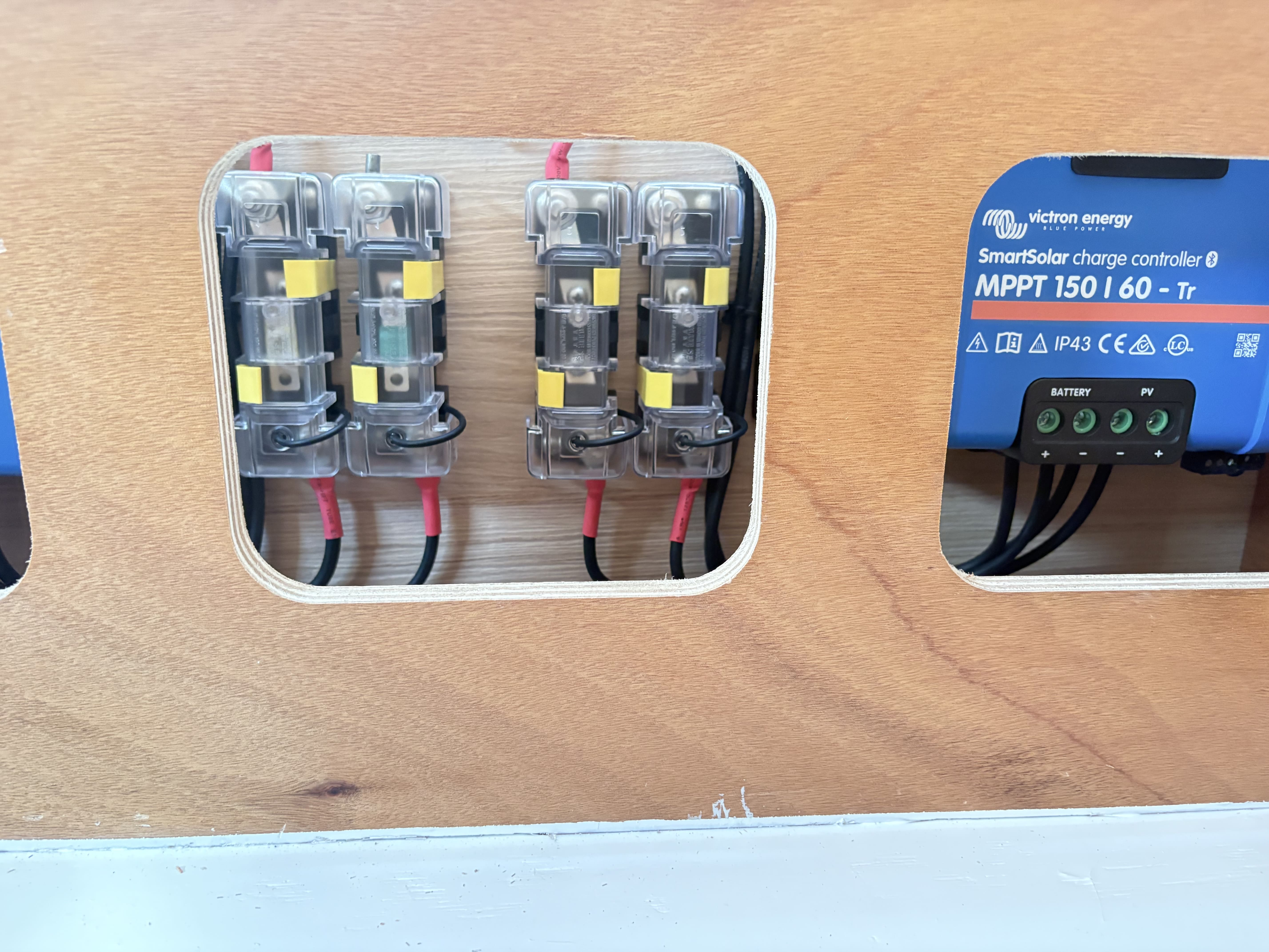 Regulador solar MPPT y portafusibles de la instalación eléctrica de un barco