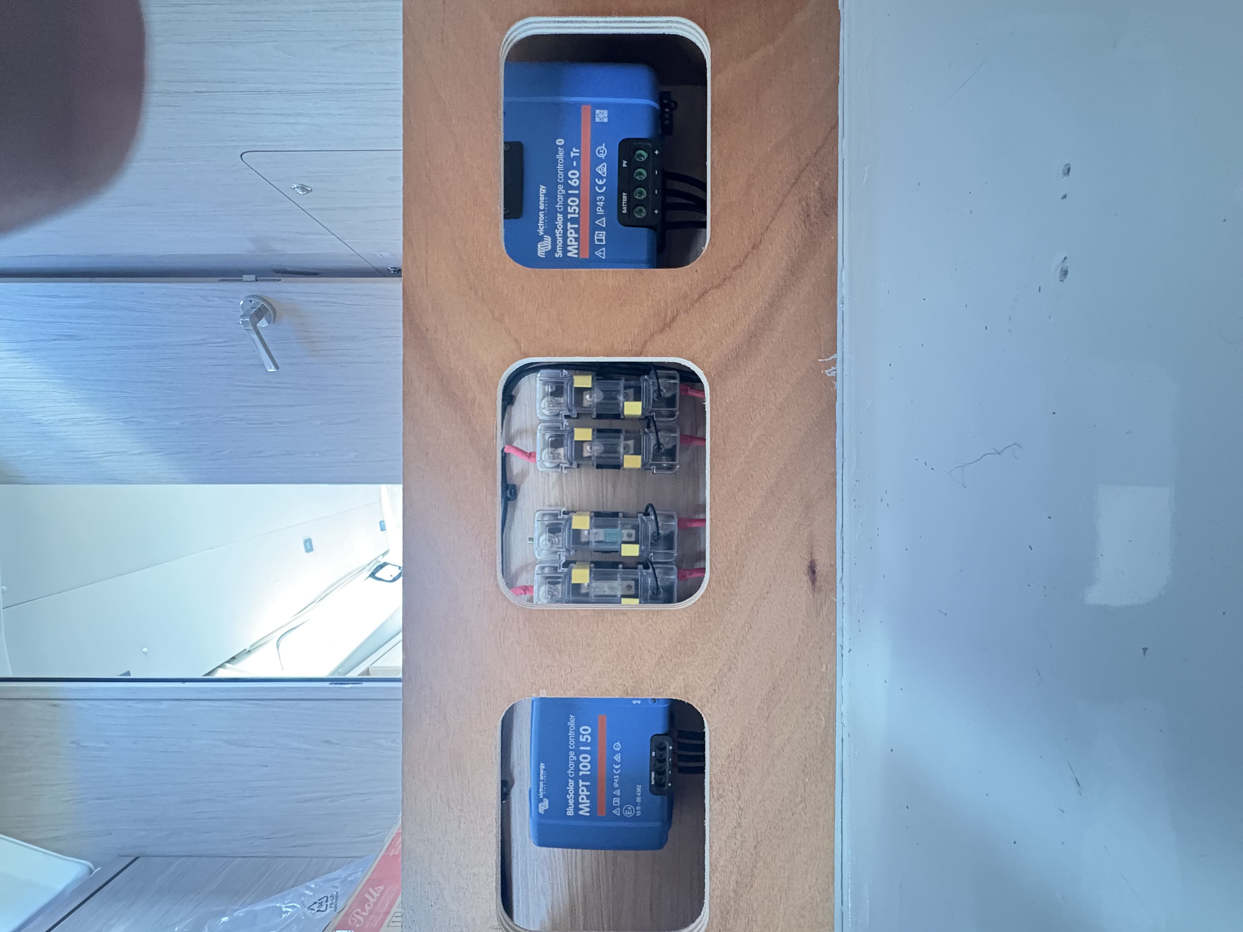 Regulador solar MPPT y portafusibles de la instalación eléctrica de un barco